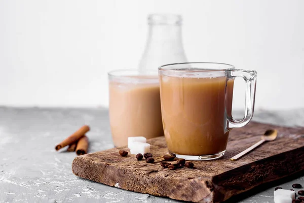 Café Frío Con Leche Palitos Canela Granos Café Azúcar Cuchara — Foto de Stock