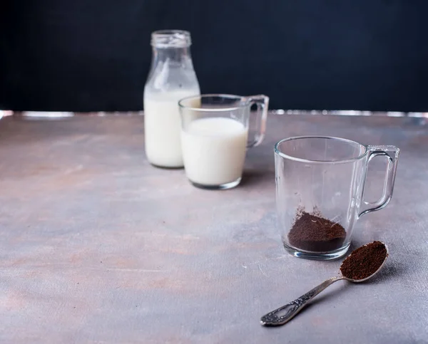 Kaffeeaufbrühen Einer Glasschale Ein Strahl Heißes Wasser Milch Einer Flasche — Stockfoto