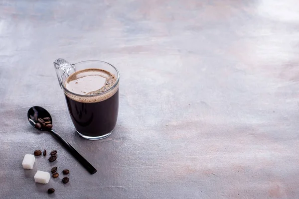Doftande Naturligt Kaffe Glaskopp Kaffedoft Sockerbönor Sked Skum Kaffe — Stockfoto