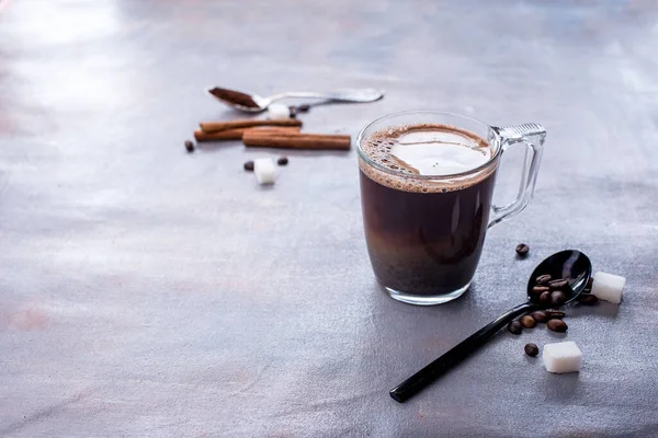 Ízletes Illatos Kávé Egy Pohár Tejjel Illatos Fahéjjal Kávébabbal Kockacukorral — Stock Fotó