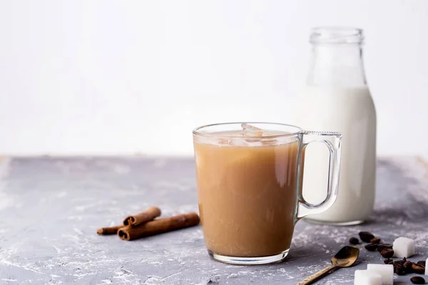 Café Frío Con Leche Palitos Canela Granos Café Azúcar Cuchara — Foto de Stock