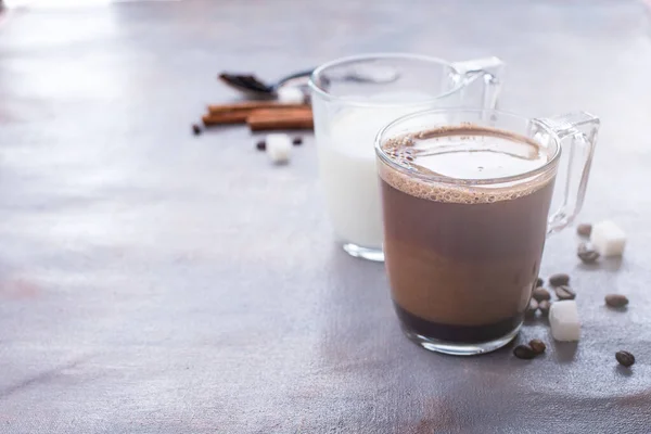 Delicioso Perfumado Café Com Uma Xícara Vidro Leite Paus Canela — Fotografia de Stock