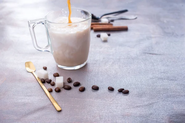 Delicioso Perfumado Café Com Uma Xícara Vidro Leite Paus Canela — Fotografia de Stock