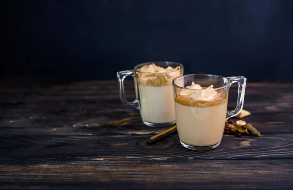 Вкусный Ароматный Далгонский Кофе Стеклянных Чашках Коричные Палочки Сушеные Грибы — стоковое фото