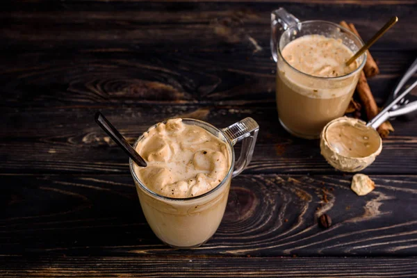 Delicioso Fragante Café Dalgona Tazas Vidrio Palitos Canela Hongos Secos — Foto de Stock