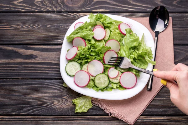 Salada Fresca Deliciosa Com Alface Rabanete Pepino Azeite Uma Tigela — Fotografia de Stock