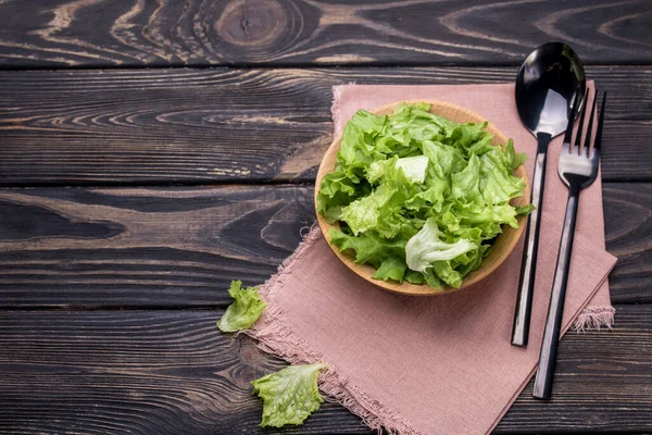 Salada Fresca Com Alface Azeite Uma Piala Profunda Uma Mesa — Fotografia de Stock