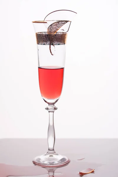 Vackert Krossat Glas För Vin Och Champagne Vit Bakgrund Brutna — Stockfoto
