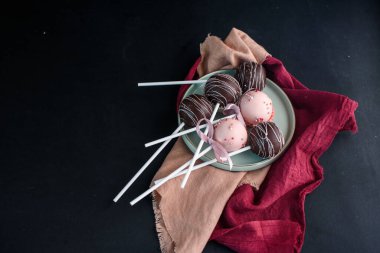 Lezzetli pasta karanlık bir şekilde bir tabakta beliriyor. Lezzetli çöller