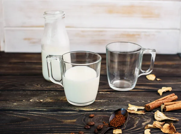 Leche Fresca Con Tazas Vidrio Palitos Canela Champiñones Secos Una —  Fotos de Stock