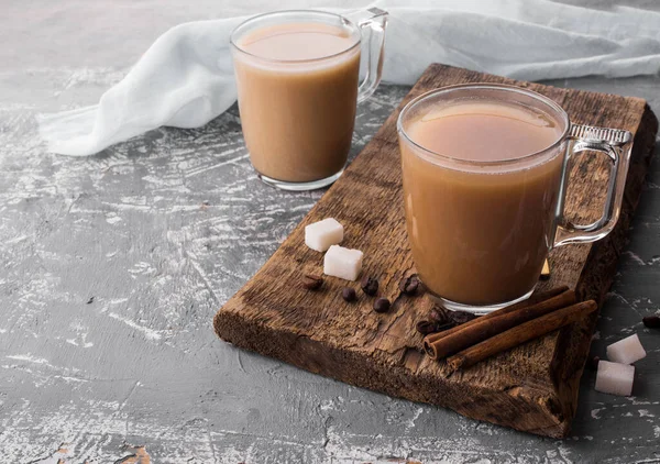 Холодный Кофе Молоком Коричными Палочками Кофейными Зёрнами Сахаром Ложкой Столе — стоковое фото