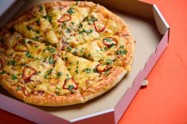 Posta kutusundaki pizzayı kutuya yazabilirsin. Pizza yakın.