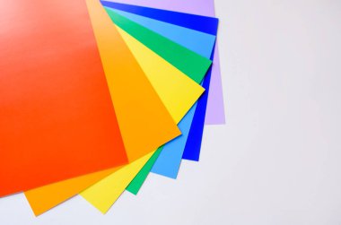 Adım adım renkli bir kağıt gökkuşağı yaratmak için talimatlar. Kendi ellerinle yaratıcılık. ÇEVİR