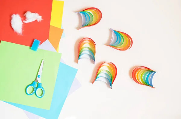 一步一步的指令来创造彩虹色的纸 用你自己的双手创造创造力 Diy — 图库照片