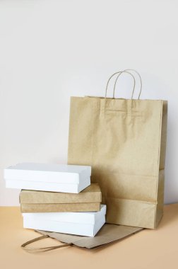 Eve yiyecek teslimatı, çevreci kutularda ve hafif arka planda paketler. Metin için yer