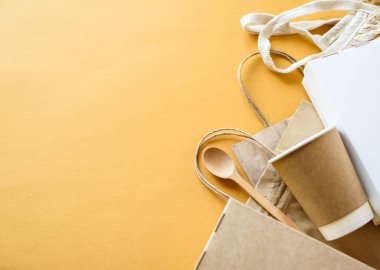 Beyazlatılmamış bitki lifleri yemek kutusu ve kağıt kahve fincanı. Doğal fiber eko gıda ve içecek ambalajı. Sıfır atık