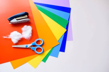 Adım adım renkli bir kağıt gökkuşağı yaratmak için talimatlar. Kendi ellerinle yaratıcılık. ÇEVİR