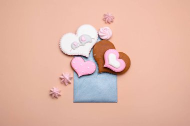 Yazı için zarf farklı şekillerde zencefilli çöreklerle doludur. Düz yatıyordu