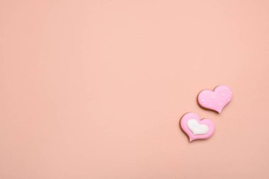 Açık arkaplanda farklı boyutlarda bir kalp şeklinde güzel zencefilli ekmek. Metin için yer