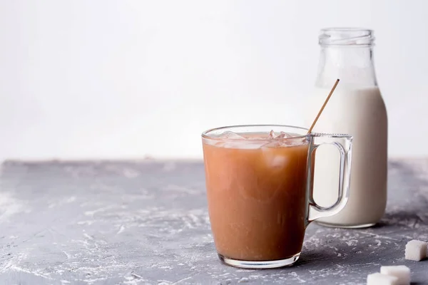 Geurige Vla Met Melk Lepel Suiker Beton Achtergrond Koffiedrank Met — Stockfoto