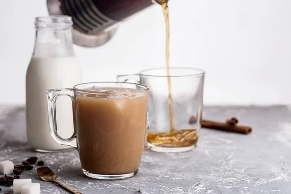 Sütlü Soğuk Kahve Tarçın Çubukları Kahve Çekirdekleri Şeker Masada Kaşık — Stok fotoğraf