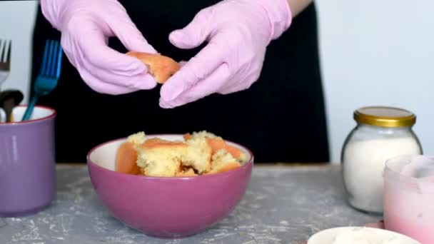 Chef Pastelaria Com Luvas Cor Rosa Partilha Biscoito Para Sobremesa — Vídeo de Stock