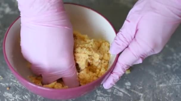 Chef Pastelaria Com Luvas Cor Rosa Partilha Biscoito Para Sobremesa — Vídeo de Stock