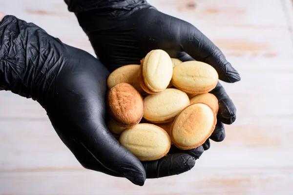 Nueces Rusas Caseras Con Leche Condensada Mascarpone Sobre Fondo Azul — Foto de Stock