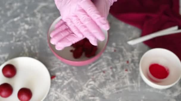 Chef Pastelaria Com Luvas Cor Rosa Partilha Biscoito Para Sobremesa — Vídeo de Stock