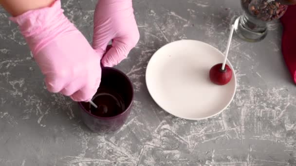 Pastelero Con Guantes Rosados Prepara Postre Terciopelo Rojo Pastel Palo — Vídeos de Stock