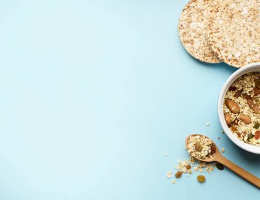 Yararlı kahvaltı, düzgün beslenme, yulaf ezmesi, kurutulmuş meyve, ekmek, meyve, arka planda bir santimetre. Diyet olsun. Mesajlaşmak için bir yer. Düz yatıyordu