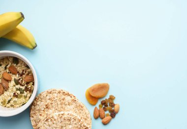 Yararlı kahvaltı, düzgün beslenme, yulaf ezmesi, kurutulmuş meyve, ekmek, meyve, arka planda bir santimetre. Diyet olsun. Mesajlaşmak için bir yer. Düz yatıyordu