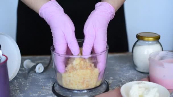 Chef Pastelaria Com Luvas Cor Rosa Partilha Biscoito Para Sobremesa — Vídeo de Stock