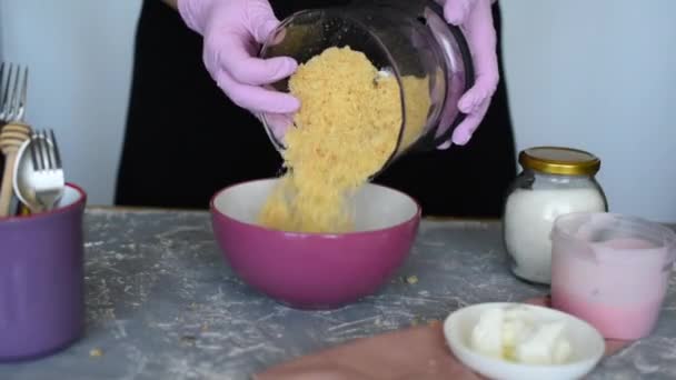 Ein Konditor Rosa Handschuhen Teilt Sich Einen Keks Zum Dessert — Stockvideo