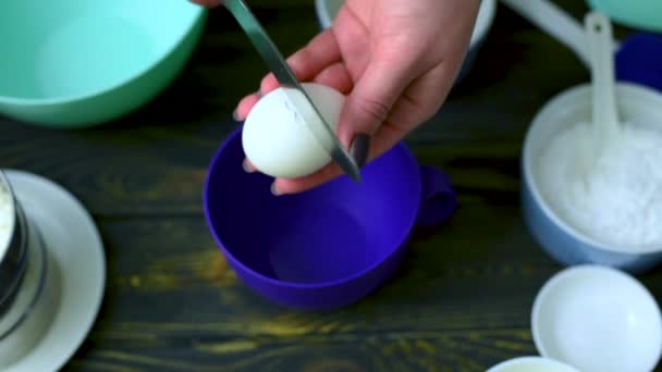 Chef Pâtissier Fouet Avec Mélangeur Oeuf Cassé Pour Faire Dessert — Video