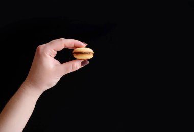 Yoğunlaştırılmış süt ve açık mavi arka planda mascarpone ile ev yapımı Rus fındığı, gofret peçetesi. Yoğunlaştırılmış sütle fındık kes. Çay için bir lokma. Yoğunlaştırılmış Cevizler