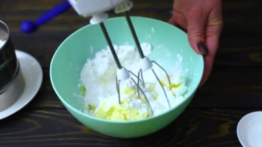 Pasta şefi tatlı yapmak için çırpılmış yumurtayla kırbaçlıyor. Un, tuz, şeker, yumurta, çatal bıçak.
