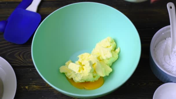 Der Konditor schlägt mit dem Mixer zerbrochenes Ei zum Dessert. Mehl, Salz, Zucker, Ei, Utensilien. — Stockvideo