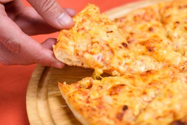 Peynirle ilgili İtalyan pizzasını kapat. Seçici odak.