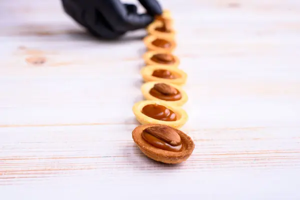 Nueces Rusas Caseras Con Leche Condensada Mascarpone Sobre Fondo Azul — Foto de Stock