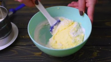 Pembe eldivenli bir pasta şefi tatlı olarak bir bisküvi paylaşır. Bir tatlı yaratma süreci