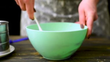 Pembe eldivenli bir pasta şefi tatlı olarak bir bisküvi paylaşır. Bir tatlı yaratma süreci