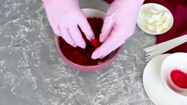 Шеф Кухар Рожевих Рукавичках Ділиться Печивом Десерт Процес Створення Десерту — стокове відео