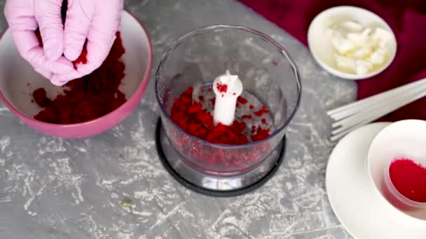 Kucharz Cukierniczy Różowych Rękawiczkach Dzieli Się Herbatnikiem Deser Proces Tworzenia — Wideo stockowe