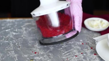 Pembe eldivenli bir pasta şefi tatlı olarak bir bisküvi paylaşır. Bir tatlı yaratma süreci