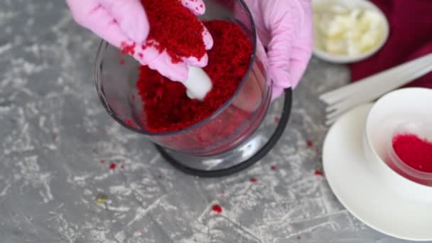 Chef Pastelaria Com Luvas Cor Rosa Partilha Biscoito Para Sobremesa — Vídeo de Stock