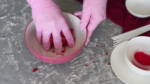 Chef Pastelaria Com Luvas Cor Rosa Partilha Biscoito Para Sobremesa — Vídeo de Stock