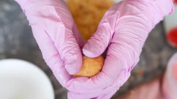 Chef Pastelaria Com Luvas Cor Rosa Partilha Biscoito Para Sobremesa — Vídeo de Stock