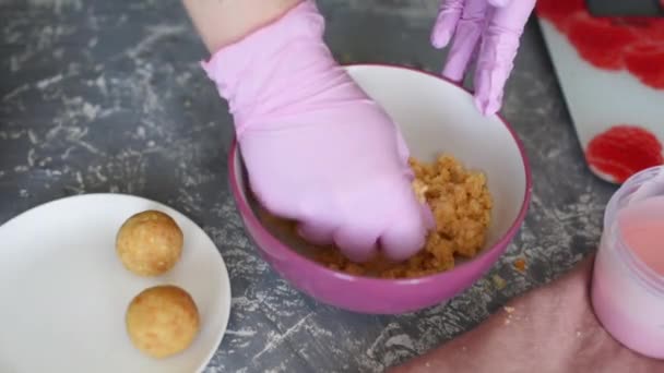 Pastelero Con Guantes Rosados Comparte Una Galleta Postre Proceso Creación — Vídeos de Stock