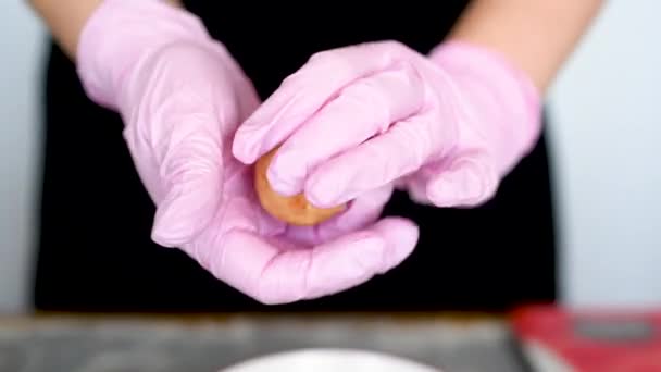 Kucharz Cukierniczy Różowych Rękawiczkach Dzieli Się Herbatnikiem Deser Proces Tworzenia — Wideo stockowe